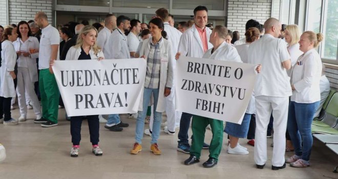 Doktori medicine i stomatologije održali polusatni štrajk upozorenja