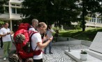 Ispraćaj trojice studenata koji će 9 dana pješačiti do Srebrenice / Foto: DEPO