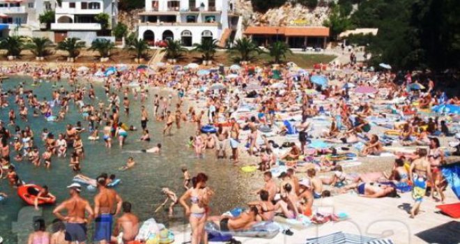 Neum doživljava turistički BUM: Jedna od najboljih sezona ikad, plaže neviđeno krcate