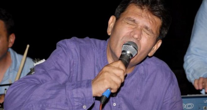 Neistine o poznatom pjevaču: Lažna vijest o smrti Sinana Sakića zapalila društvene mreže 