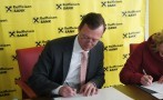 Potpisivanje memoranduma o saradnji između Raiffeisen banke i Akademije likovnih umjetnosti Sarajevo danas je ozvaničen nastavak saradnje ove dvije institucije na projektu Raiffeisen Galerija započete 2009. godine/ Foto: DEPO