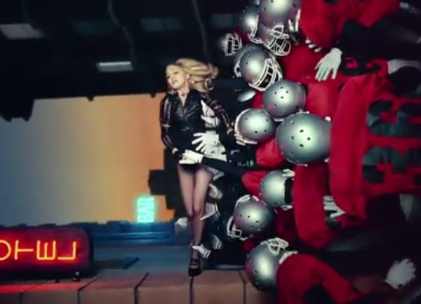 Madonna u spotu Give Me All Your Luvin