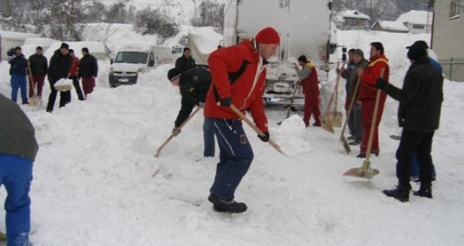 Prekršajni nalozi građanima koji ne čiste snijeg i led ispred svojih ulaza