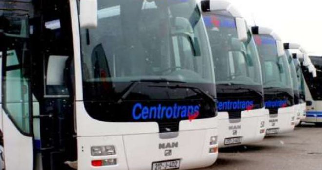 Incident na Ilidži: Žena dohvatila lopatu, pa izrazbijala Centrotransov autobus