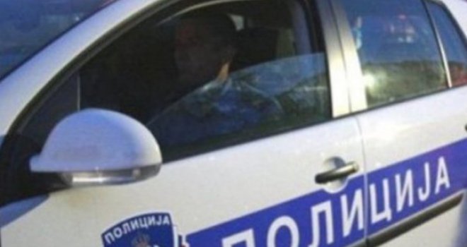 Poginuo vozač iz Teslića: Autom udario ženu, pa se zakucao u kuću i prevrnuo