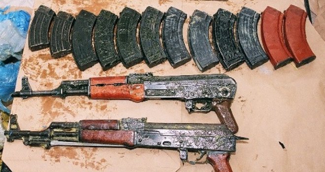 U Banjaluci otkrivena gomila oružja: Mitraljezi, puške, bajoneti, 'škorpioni', snajperi... 