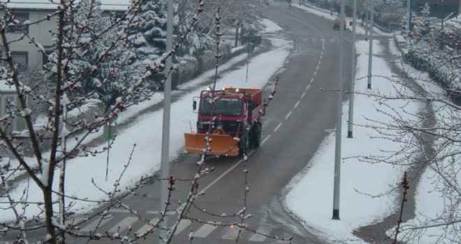 Saobraćaj u Sarajevu otežan i usporen, ekipe rade na čišćenju