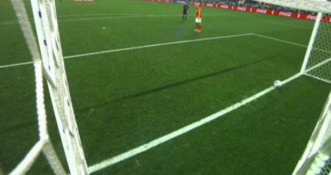 Kakva nesreća! Niko nije primijetio da se lopta kod prvog gola Holandije zaustavila na gol liniji...
