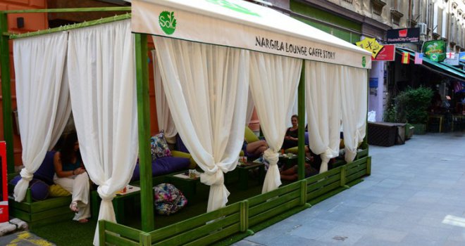 Zavirite u novu baštu u Sarajevu: Šmek egzotične nargile u najživljoj ulici u centru grada