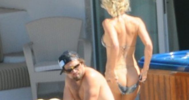 Pamela Anderson u mini bikiniju pokazivala guzu
