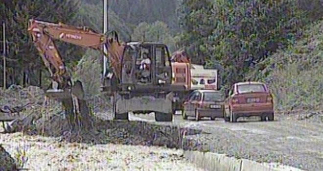 Stanovnici Željeznog Polja u strahu: Bujice ponovo zatrpale ceste do sela pogođenih klizištima