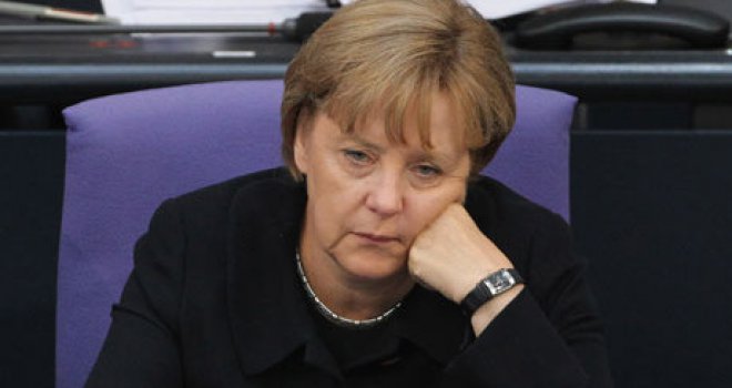 Juncker poslao poruku Grcima; Merkel: Ako propadne euro, propast će i Europa