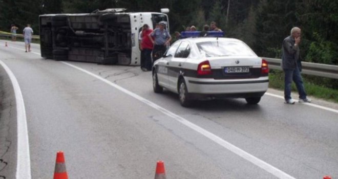 Nesreća kod Olova: Prevrnuo se 'Centrotransov' autobus, povrijeđena tri putnika