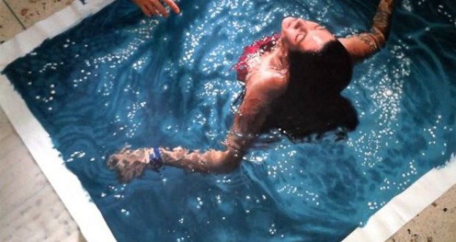 Slika koja je zapalila Facebook: Pažljivo pogledajte djevojku koja izlazi iz vode