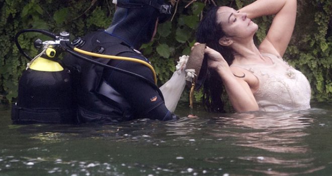 Kusturica se iživljava nad slavnom glumicom: Bellucci držao u hladnom jezeru dok joj usta nisu poplavjela 