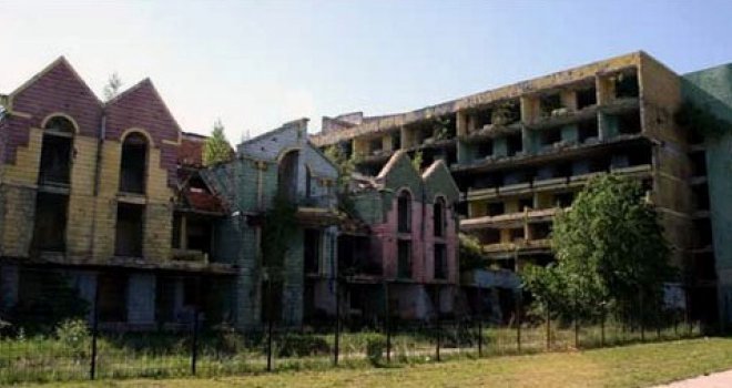 Zgrada u Nedžarićima devastirana još od rata: Vlada FBiH prodaje Dom penzionera da bi osigurala penzije