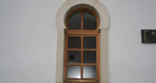 Razbijeni prozori na Čaršijskoj džamiji u Prijedoru