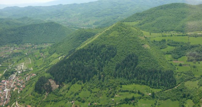 Oni tvrde da su se izliječili zahvaljujući blagodetima bosanskih piramida u Visokom: Ovo je njihova priča... 