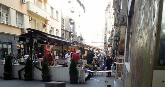 Šokantan prizor u centru: Djevojka se bacila za zgrade i upala na terasu kafića