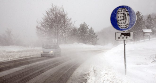 Jaki udari vjetra i ugažen snijeg otežavaju saobraćaj: Evo na kojim putevima je potpuno obustavljen
