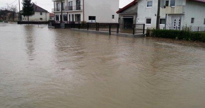 Nove poplave u našoj zemlji: U Cazinu desetine objekata pod vodom, saobraćaj zaustavljen u pojedinim dijelovima