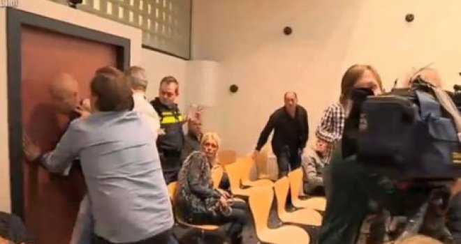  Otac stolicom gađa sudiju dok izriče blagu kaznu ubici njegove dvogodišnje kćerkice 