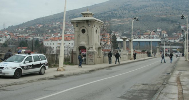 Drama u centru Mostara: 15-godišnja djevojčica pokušala skočiti u Neretvu  