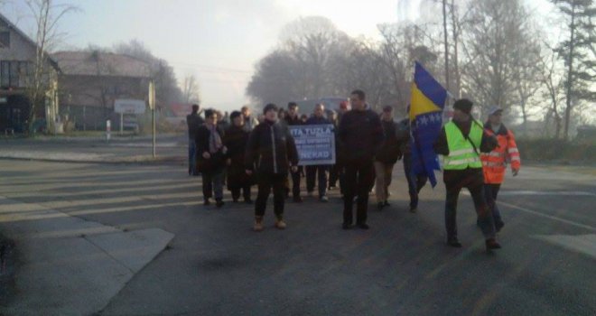 Ogorčeni radnici vraćaju se u Tuzlu: Idemo pred zgradu kantonalne Vlade da je srušimo!