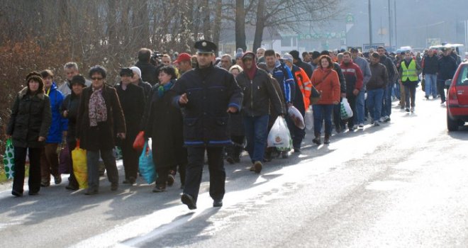 Sastanak radnika u Orašju prije nego krenu prema graničnom prelazu