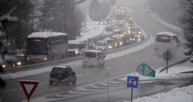 Više hiljada vozača zarobljeno u francuskim Alpama, jedna osoba poginula