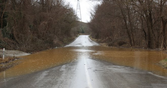 Nevolje zbog obilne kiše: Izlila se voda po cesti, obustavljen saobraćaj na putu Doboj - Tuzla, kod Vranduka zakrčenje...