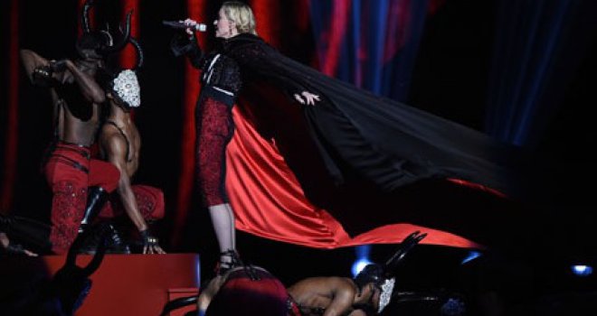 Pad o kojem bruji svijet: Plesač povukao Madonnin plašt i oborio je sa pozornice!