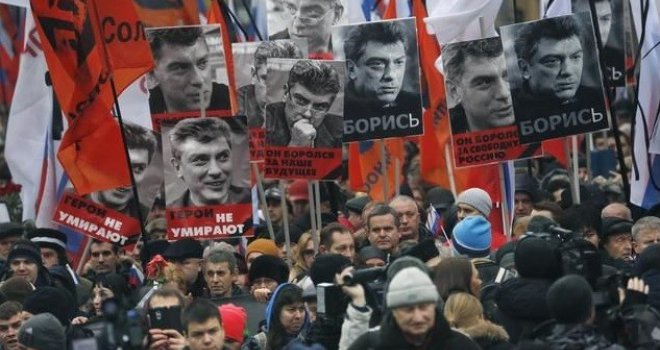 Marš u  sjećanje na ubijenog lidera opozicije Borisa Njemcova: Hiljade ljudi na ulicama Moskve