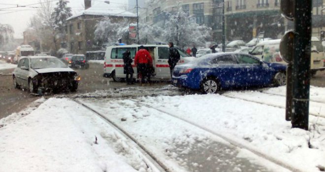 Potpuni haos u gradu: U saobraćajnoj nesreći u Sarajevu povrijeđeni dijete i muškarac 