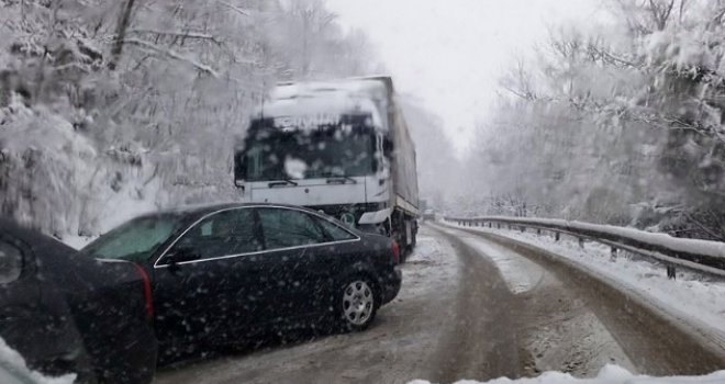 Snijeg pravi probleme, za teretna vozila obustavljen saobraćaj na pravcima Olovo-Sarajevo, Sarajevo-Rogatica...