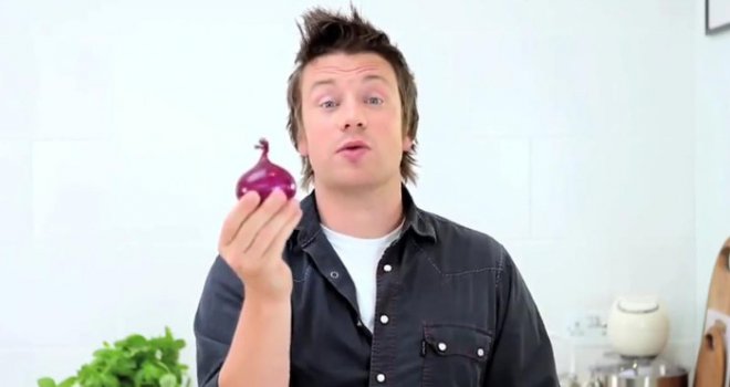 Jednostavno: Kako elegantno narezati luk kao Jamie Oliver