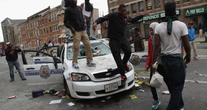 Haos u Baltimoreu: Mladi izašli na ulice, pale i pljačkaju sve živo pred sobom...