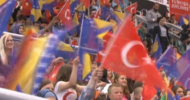 Kako bh. političari 'suptilno' manipulišu narodom: Trebaju li našoj djeci turske i ruske manifestacije?