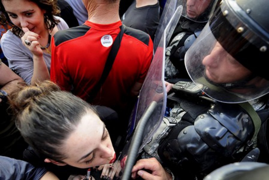 demonstracije-u-makedoniji-djevojka-se-sminka1