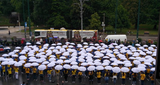 Uprkos kiši, 800 mladih zaplesalo u Sarajevu