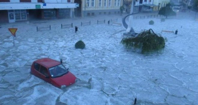 Stravično nevrijeme: Sante leda plutaju gradićem u Srbiji, razbijeni prozori i izlozi