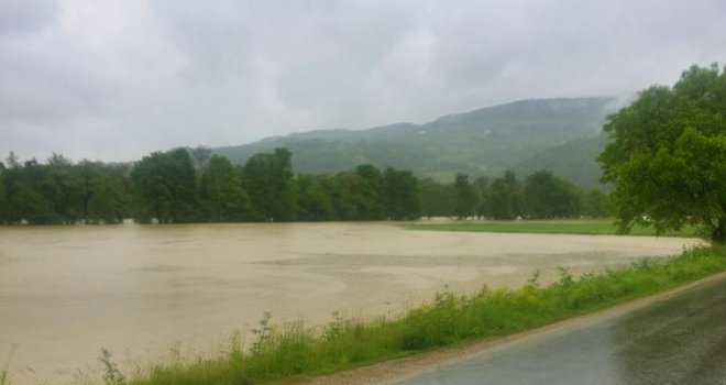 Zbog poplava obustavljen saobraćaj na putu Doboj-Modriča