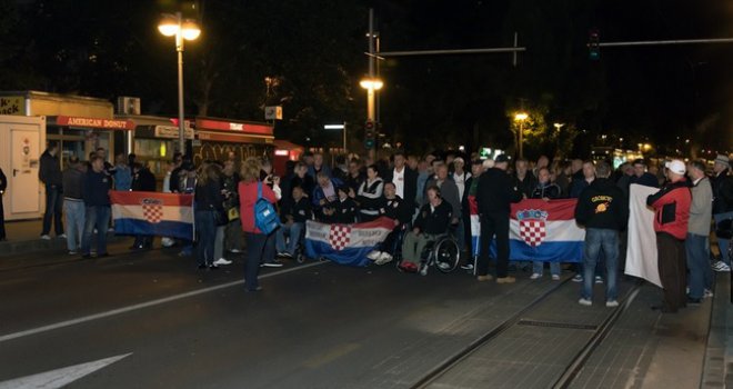 Hrvatski branitelji protestovali, policija ih 'ugurala' u crkvu!