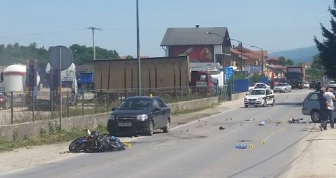 U sudaru dva automobila i motora poginuo 29-godišnji motociklista