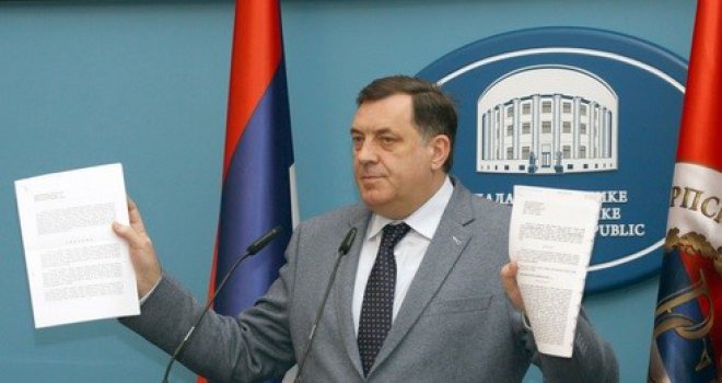 Mladi SDA Miloradu Dodiku dostavili Gramatiku bosanskog jezika