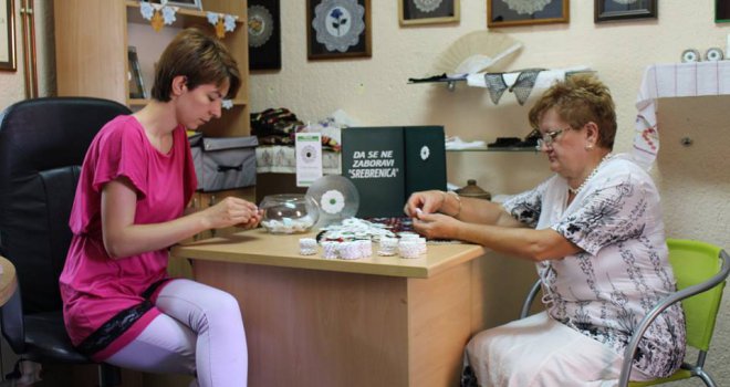 Rade bez prekida: Žene iz 'Gračaničkog keranja' izradit će više od 10.000 Srebreničkih cvjetova