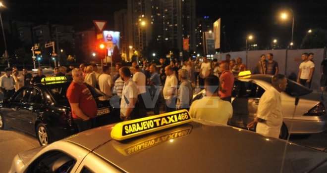Masovna tuča taksista: Blokirali saobraćaj u Sarajevu, tukli se, potezali i pištolje!