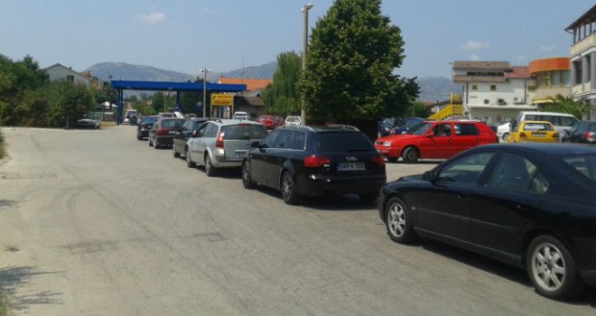 Kolaps na granici sa Hrvatskom: Kolone vozila na izlazu iz BiH, čeka se i po dva sata