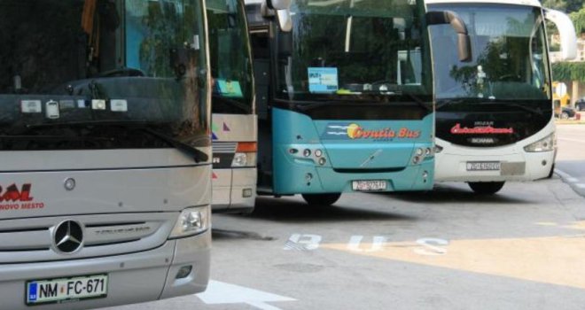 Medicinari iz BiH gurali pokvareni autobus u Hrvatskoj: 'Ako ne možemo izliječiti, možemo pogurati!'