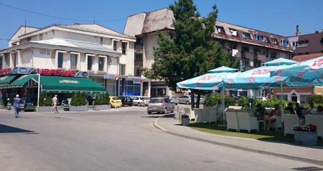 U toku istraga o bombama u dvorištu povratnika iz Vlasenice, on tvrdi: 'Namjerno su tu postavljene'